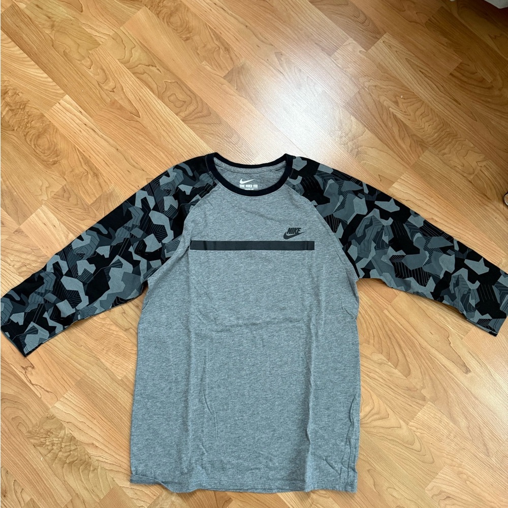 Men’s Nike top.